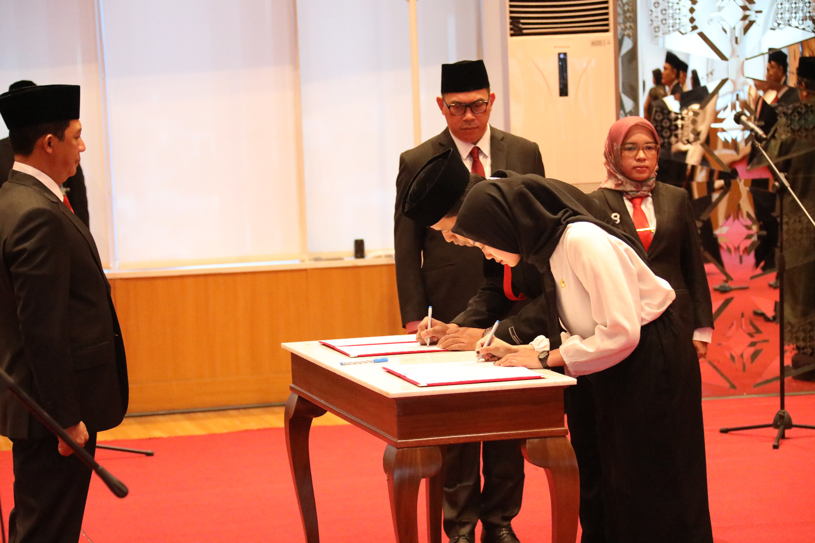 Perwakilan peserta pelantikan melakukan penandatanganan dokumen saat pelantikan Pejabat Administrator dan CPNS di Lingkungan BNPB di Graha BNPB, Jakarta pada Rabu (29/3)
